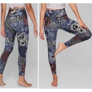 Athleta Patchwork Salutation 7/8 Tight Navy Floral Paisley Crop Leggings Size XS